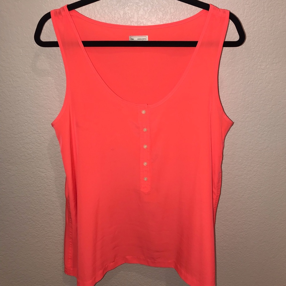 NWOT GAP women’s coral button down tank in Medium